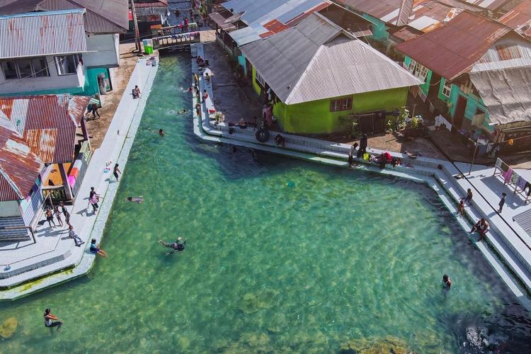 Sungai Air Asinahu yang unik di Desa Sawai, Kabupaten Maluku Utara, Maluku [Dok. Kemenparekraf].