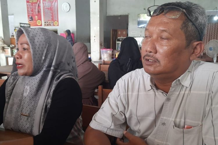 Gunawan (50) dan Misrotun orangtua salah satu siswi SMP swasta di Kota Tegal, Jawa Tengah yang diduga menjadi korban perundungan, Senin (16/10/2023).