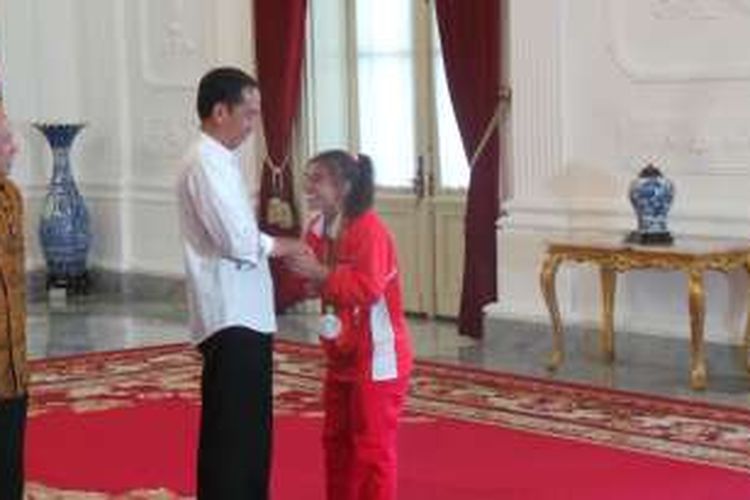 Presiden Joko Widodo bersama atlit angkat besi Sri Wahyuni di Istana Merdeka, Jakarta, Rabu (24/8/2016).