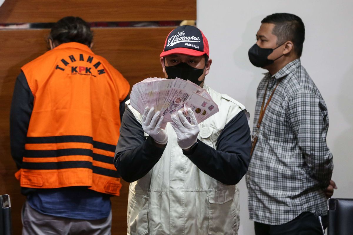 Petugas KPK menunjukkan barang bukti berupa uang Dolar Singapura saat jumpa pers terkait operasi tangkap tangan (OTT) kasus dugaan suap pengurusan perkara di Mahkamah Agung (MA) di Gedung Komisi Pemberantasan Korupsi, Jumat (23/9/2022). KPK menetapka pihaknya menetapkan 10 orang tersangka salah satunya adalah Hakim Agung, Sudrajad Dimyati.