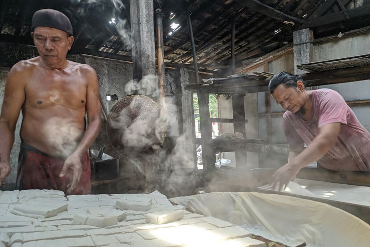 Perajin tahu di Jalan Kaliputih, Purwokerto, Kabupaten Banyumas, Jawa Tengah, tetap memproduksi, Senin (21/2/2022).