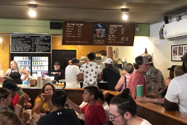 Suasana di dalam restoran Franklin Barbecue di Austin, Texas, Selasa (9/7/2019). 