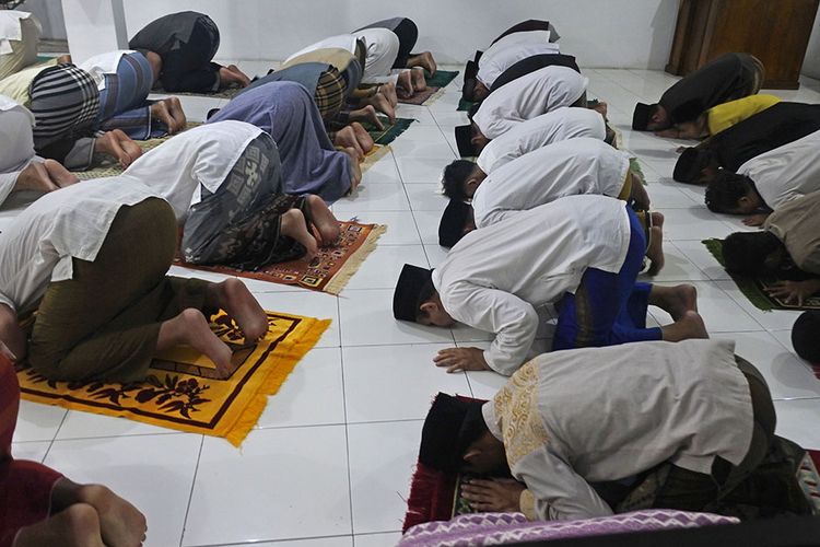 Umat Islam melaksanakan shalat Tarawih tanpa pembatasan jarak (physical distancing) di Kampung Drangong, Serang, Banten, Kamis (23/4/2020). Meski pemerintah telah menganjurkan beribadah dari rumah dan wajib menjaga jarak untuk menekan penyebaran COVID-19, tapi sebagian jemaah masih shalat berjamaah dengan tidak menerapkan ketentuan tersebut.