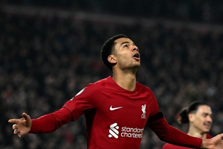 Penyerang Belanda, Cody Gakpo, berselebrasi usai mencetak gol buat Liverpool dalam laga kontra Everton pada pekan ke-23 Liga Inggris 2022-2023. Laga Liverpool vs Everton digelar di Stadion Anfield pada Selasa (14/2/2023) dini hari WIB. (Foto oleh Paul ELLIS / AFP) 