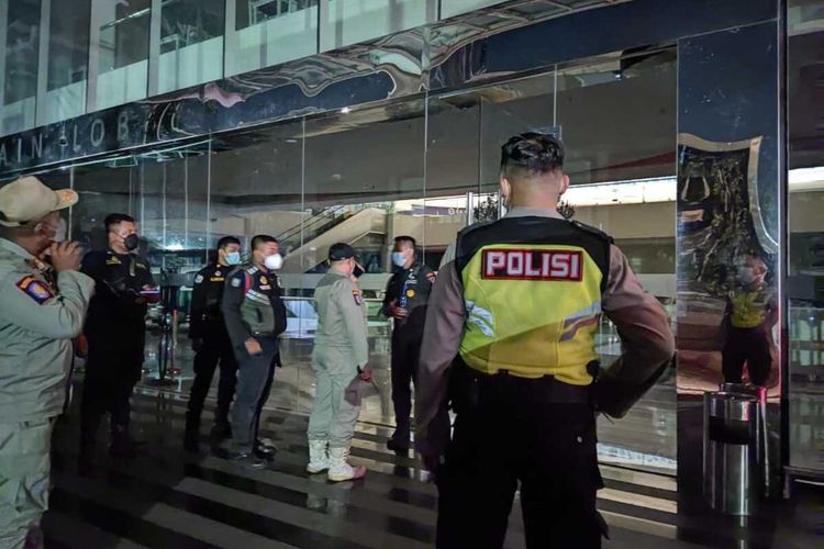 Petugas gabungan saat melakukan pemantauan dan penertiban RHU secara berkala di Kota Surabaya, Jawa Timur.