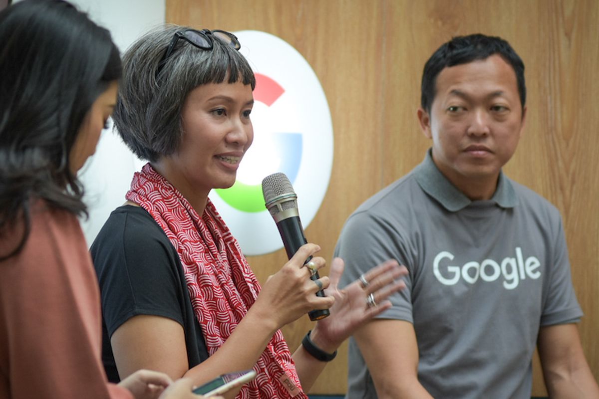 Tari Sandjojo, Direktur Akademik Sekolah Cikal (tengah) dan Lucian Teo, User Education and Outreach Manager, Trust & Safety, Google APAC pada acara #KeluargaCerdas Berinternet di Jakarta.