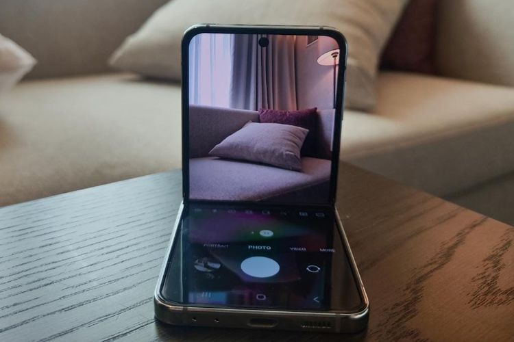 Tampilan Flex Mode dan Dual Camera di Samsung Galaxy Z Flip 5. Fitur ini memungkinkan pengguna mengambil gambar dan merekam video tanpa harus menggunakan tripod sebagai alat untuk mendirikan ponsel.
