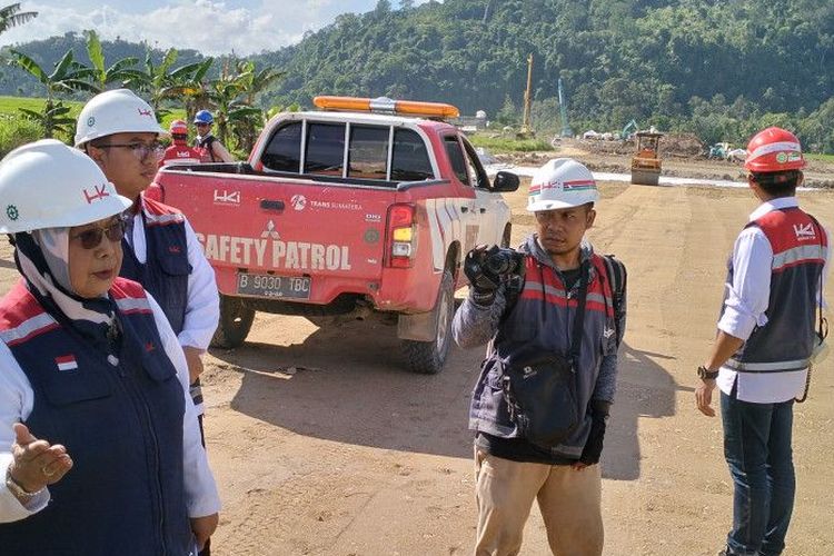 Project Director PT Hutama Karya Persero Sri Hastuti Hardiningsih (paling kiri) meninjau pembangunan Tol Pekanbaru-Padang seksi Padang-Sicincin di Kabupaten Padang Pariaman, Senin (22/5/2023). 