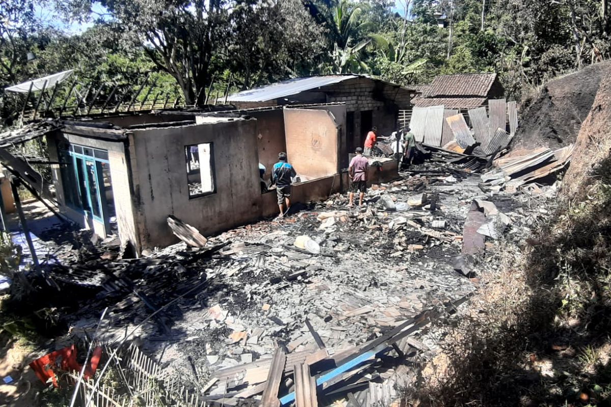 Foto:Sebanyak tiga rumah di Dusun Kayumas, Desa Kayumas, Kecamatan Arjasa, Kabupaten Situbondo, Provinsi Jawa Timur terbakar pada Rabu (19/6/2024). 