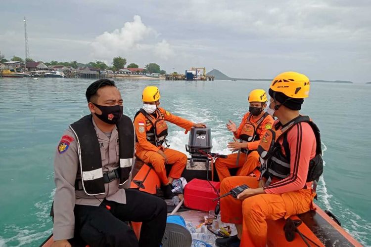 Tim SAR gabungan melakukan pencarian di perairan Sadai, Bangka Selatan, Rabu (18/8/2021).