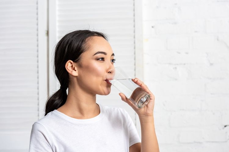 Rajin minum air mineral akan menghindarkan Anda dari dehidrasi. 