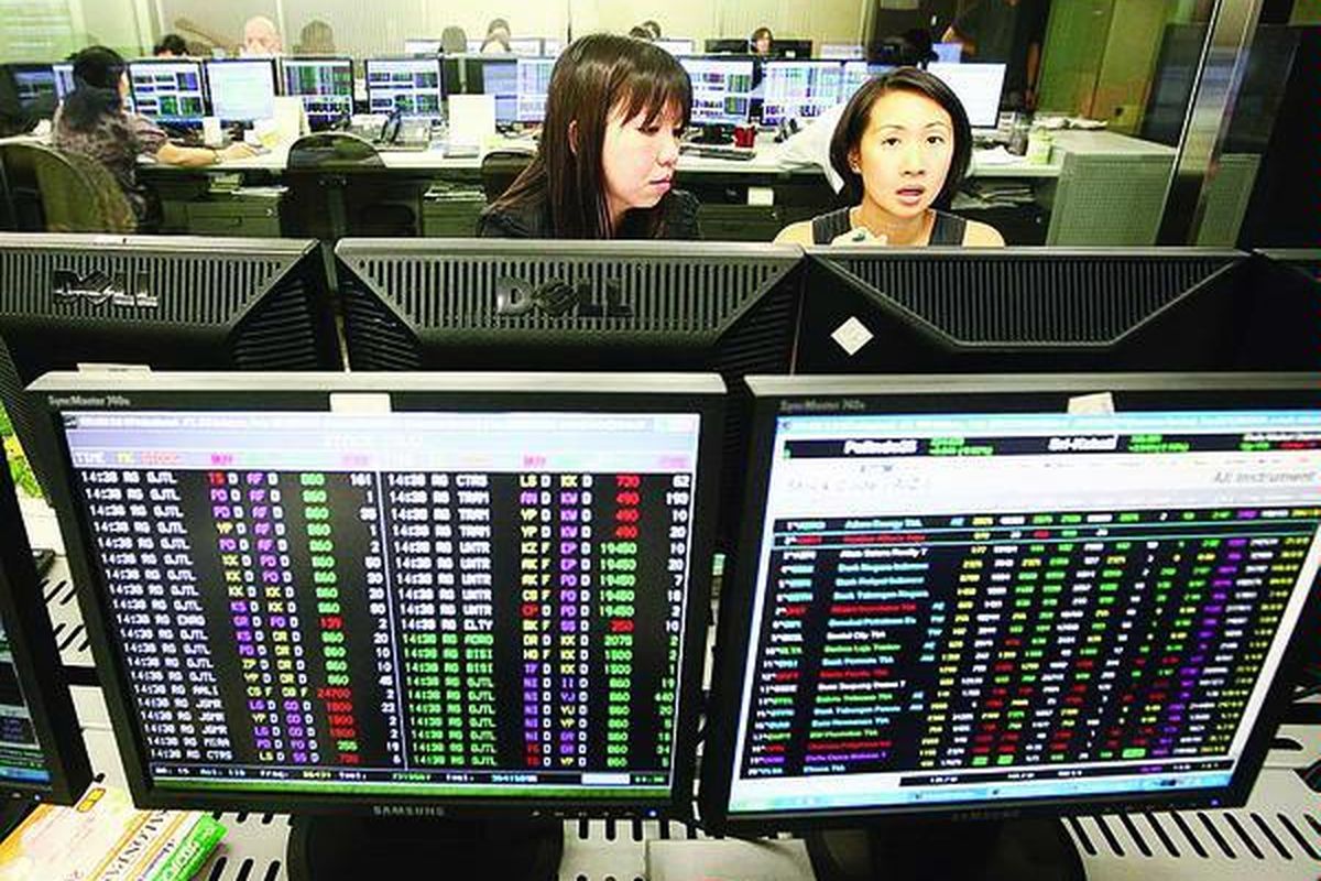 Pialang di Ciptadana Sekuritas memonitor pergerakan harga saham, Senin (5/4) di Jakarta. Indeks Harga Saham Gabungan (IHSG) ditutup menguat 57,250 poin pada level 2.887,246. Hal ini seiring masuknya arus modal asing yang mencapai Rp 662 miliar pada perdagangan kemarin.