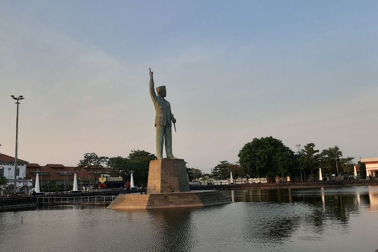 Monumen patung Bung Karno yang di bangun di tengah polder Stasiun Semarang Tawang diresmikan, Rabu (29/9/2021). 