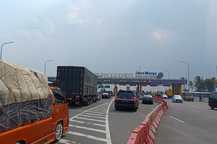 Antrean panjang kendaraan roda empat dari arah Bandung menuju Jakarta terjadi tepat di depan Gerbang Tol Cileunyi, Kabupaten Bandung, pada Minnggu (30/4/2023).