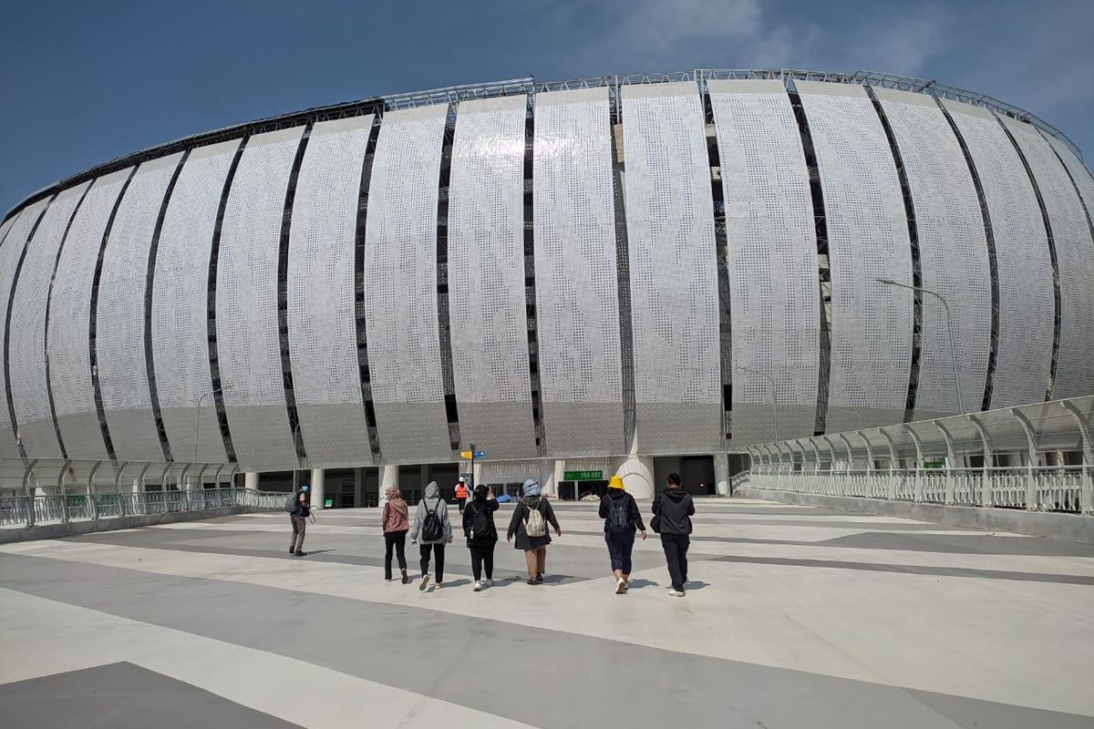 Pola garis yang sejajar dengan arah kiblat di jembatan akses masuk utama Jakarta Internasional Stadium (JIS), Jakarta Utara, Minggu (13/3/2022).