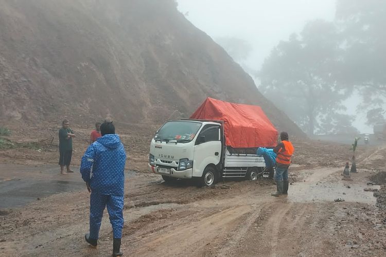 Kendaraan terjebak longsor di Jalur Piket Nol Lumajang, Jumat (7/6/2024)
