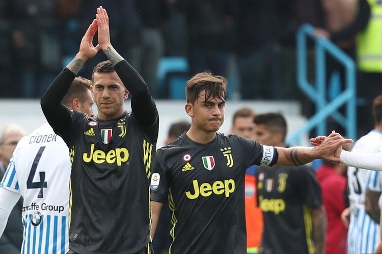 Federico Bernardeschi dan Paulo Dybala membalas dukungan penonton di Stadion Paolo Mazza seusai laga SPAL vs Juventus dalam lanjutan Liga Italia, 13 April 2019. 