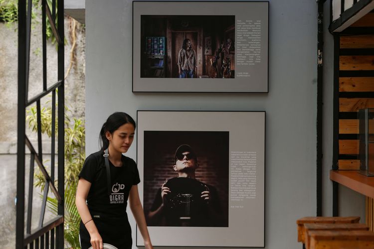 Pameran foto bertajuk ''Explain'' karya fotografer Tjandra Moh Amin digelar di Digra Coffee, Lebak Bulus, Jakarta, Senin (27/6/2022). Pameran ''Explain'' menampilkan 27 karya foto portrait musisi sebagai bentuk kampanye bahaya narkoba dan menepis stigma diskriminasi terhadap ODHA khususnya terhadap Anak-anak Dengan HIV dan AIDS (ADHA).