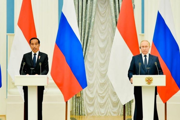 Presiden Joko Widodo dan Presiden Vladimir Putin saat melakukan konferensi pers bersama di Istana Kremlin, Moskwa, Rusia, Kamis (30/6/2022).