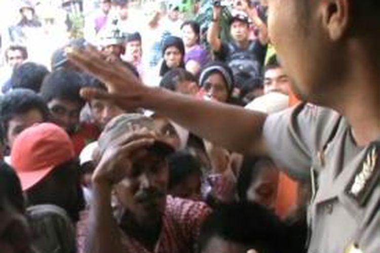 Ratusan warga Kecamatan Campalagian berdesak-desakan di tengah antrean demi mendapatkan BLSM. 