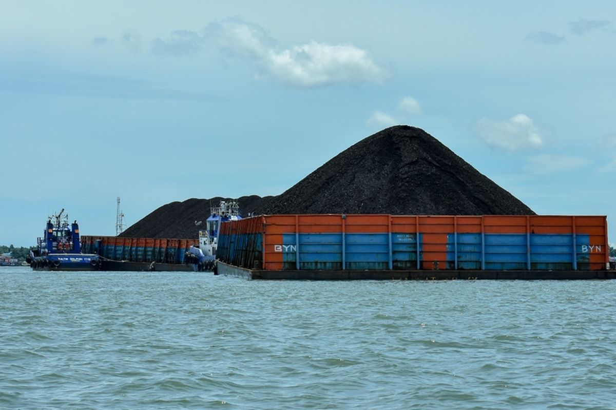 Ilustrasi pengangkutan batu bara dengan kapal.