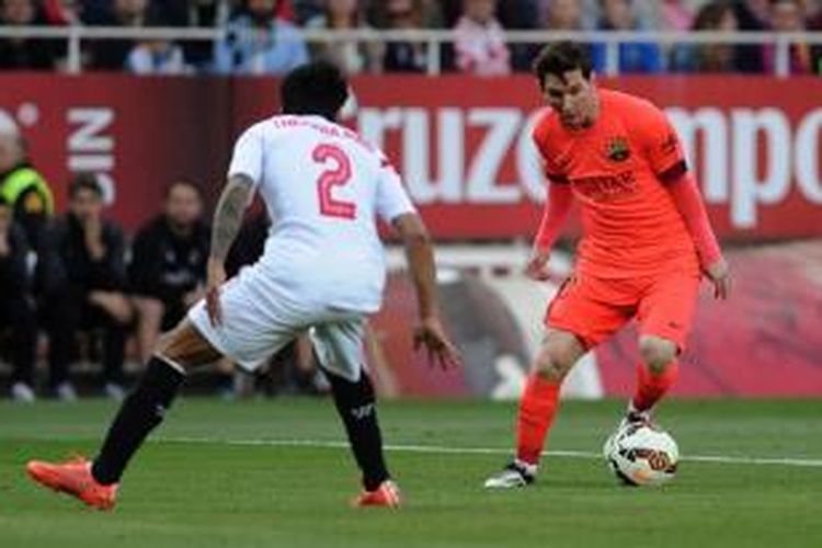 Aksi striker Barcelona, Lionel Messi (kanan), pada laga melawan Sevilla di Stadion Ramon Sanchez Pizjuan, Sevilla, Sabtu (11/4/2015).