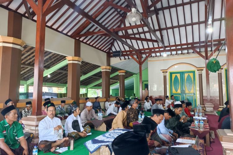 Keputusan fatwa haram permaianan capit boneka dihasilkan dalam pertemuan bersama Bahtsul Masail LBM PCNU Kabupaten Purworejo di Masjid Besar AL-Firdaus, Kauman, Desa Kemiri Lor, Kecamatan Kemiri, pada Sabtu 17 September 2022 yang lalu. 