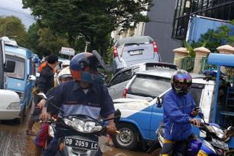 Kenderaan bermotor terhempas terjangan banjir bandang yang terjadi di Manado pada Rabu (15/1/2014).