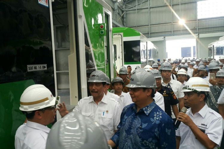 LIHAT KERETA --Menteri Perindustrian, Airlangga Hartarto bersama Menko Bidang Kemaritiman, Luhut Pandjaitan melihat produk kereta buatan PT INKA di Madiun, Kamis (18/1/2018) siang.