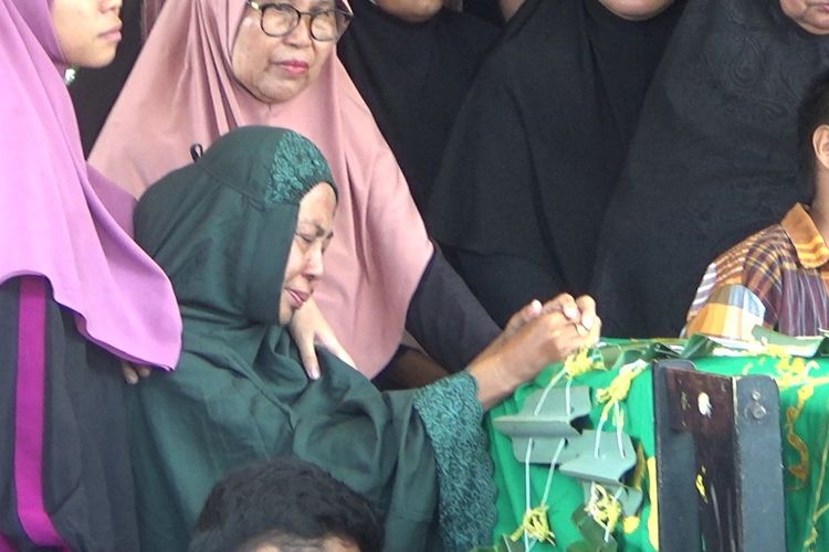 Suasana duka menyelimuti rumah duka Azis Dzulfiyansyah, anggota Kelompok Penyelenggara Pemungutan Surara (KPPS) di Desa Jenne Maeja, Kecamatan Ponrang Selatan, Kabupaten Luwu, Sulawesi Selatan, yang meninggal dunia pada Jumat (16/2/2024) malam, setelah melakukan rekapitulasi suara di TPS 01 tempat bertugas, Sabtu (17/2/2024)