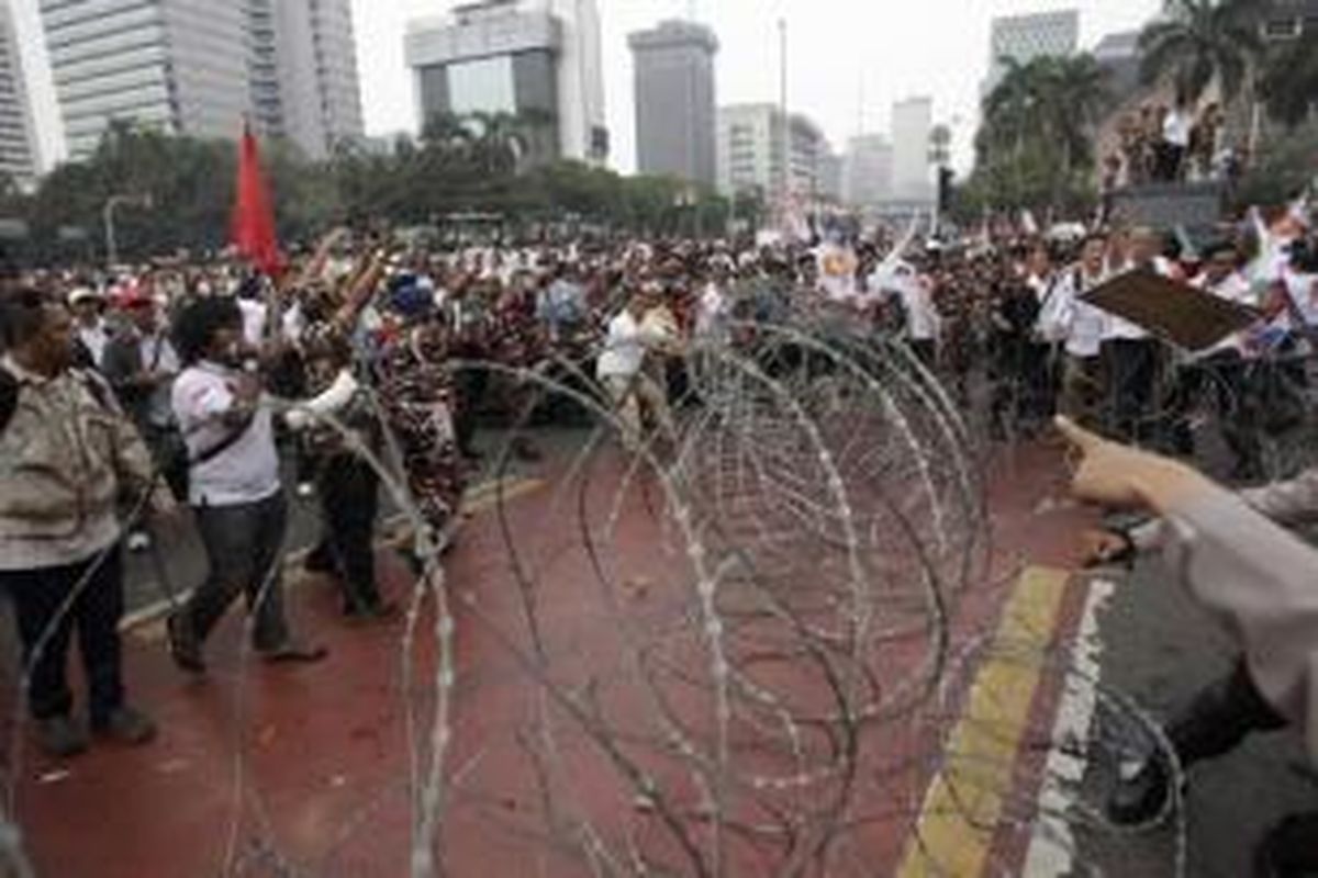 Massa pendukung pasangan Prabowo Subianto-Hatta Rajasa berusaha menerobos kawat berduri yang terpasang untuk pengamanan sidang di Mahkamah Konsistusi (MK) di Jalan Medan Merdeka Barat, Jakarta, Kamis (21/8/2014). Hari ini MK akan memberikan putusan atas perselisihan hasil pemilihan umum (PHPU) presiden dan wakil presiden. 