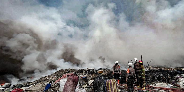 Kebakaran di TPA Sarimukti, Kecamatan Cipatat, Kabupaten Bandung Barat (KBB), Jawa Barat tak kunjung padam meski sudah hari keenam, Kamis (24/8/2023).