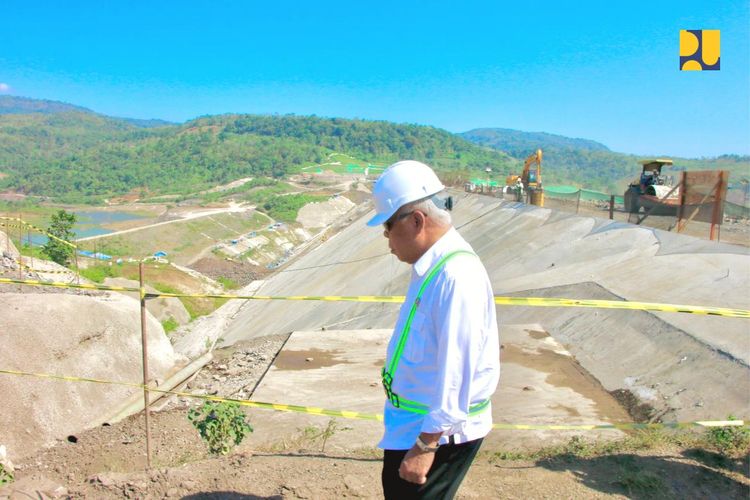 Menteri PUPR Basuki Hadimuljono saat meninjau pembangunan Bendungan Pamukkulu di Kabupaten Takalar, Sulawesi Selatan.