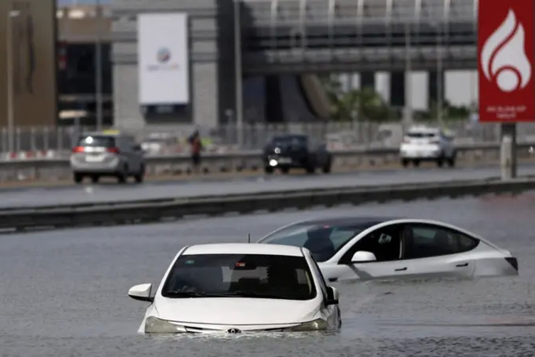 Sejumlah mobil terjebak di tengah banjir yang melanda Dubai, pada 17 April 2024. 