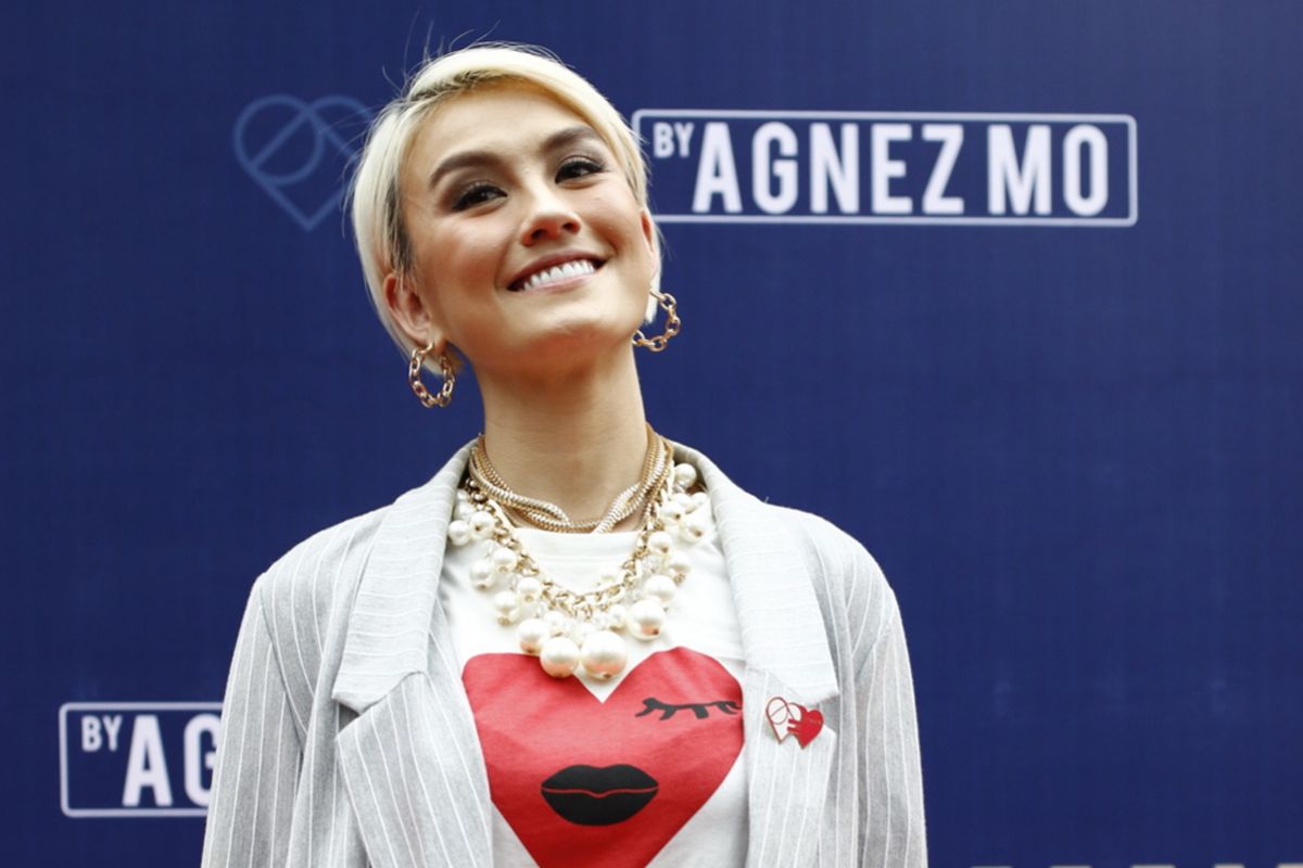 Penyanyi Agnez Mo berpose seusai konferensi pers di Lucy in the Sky, SCBD, Jakarta, Kamis (26/10/2017). Agnez Mo bersama rekannya Bastian Purrer, bekerjasama membangun aplikasi fashion, LYKE.