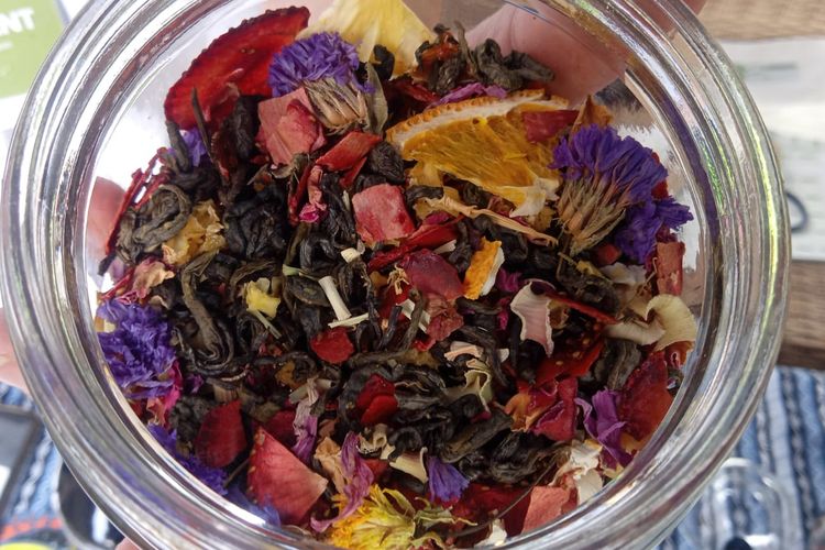 Ilustrasi tea blend, racikan teh dari campuran bunga, buah, dan herbal.