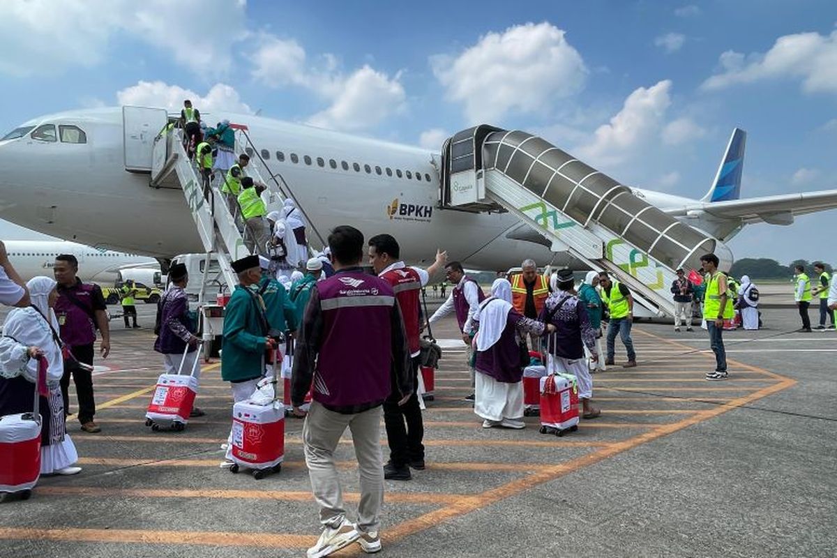 Calon jemaah haji kloter pertama Embarkasi Solo dari Kabupaten Temanggung diterbangkan ke Tanah Suci melalui Bandara Adi Soemarmo Solo, Jawa Tengah, Minggu (12/5/2024).