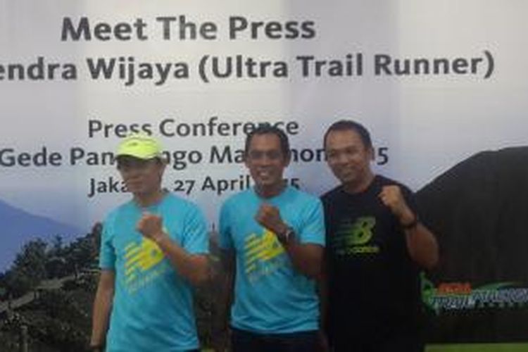 Atlet Ultra-Trail, Hendra Wijaya (kiri) bersama Direktur lomba Gede Pangrango Marathon (GPM), Lexi Rohi (tengah), saat melakukan jumpa pers di Jakarta, Senin (27/4/2015). 