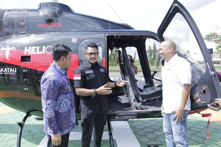 Wakil Wali Kota Cilegon Sanuji Pentamarta didampingi Dirut PT KSP Ridi Djajakusuma dan CEO Whitesky Avation, Denon Prawiraatmadja saat melihat helikopter yang akan digunakan sebagai taksi udara