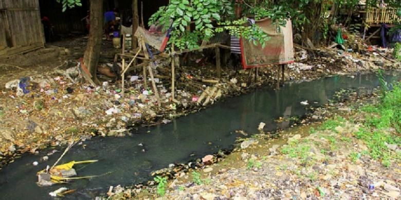 Sampah menumpuk di tepi Sungai Cakung, seperti terlihat di Kelurahan Ujung Menteng, Kecamatan Cakung, Jakarta Timur, Senin (16/5/2016). Masih banyaknya sampah yang dibuang ke sungai mencerminkan minimnya kesadaran masyarakat dalam menjaga sungai.