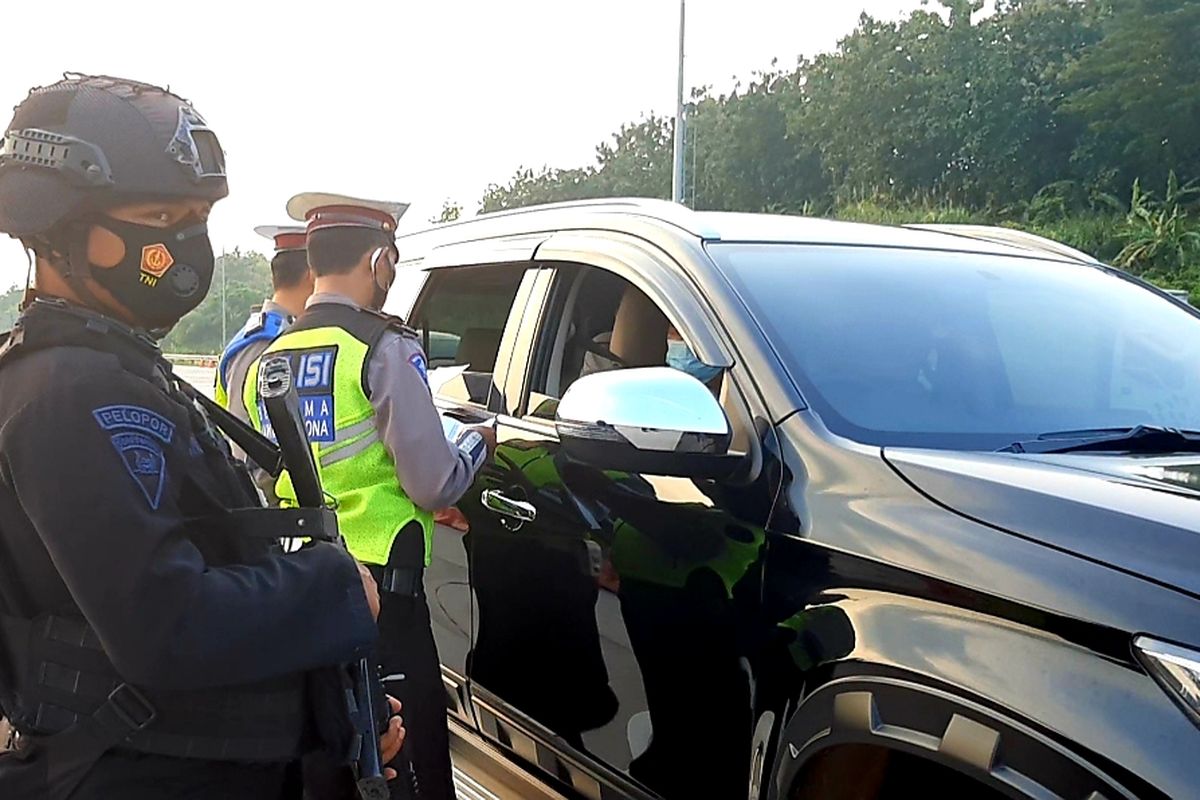 Penyekatan larangan mudik hari pertama di tol kalikangkung Semaramg, Kamis (6/5/2021).