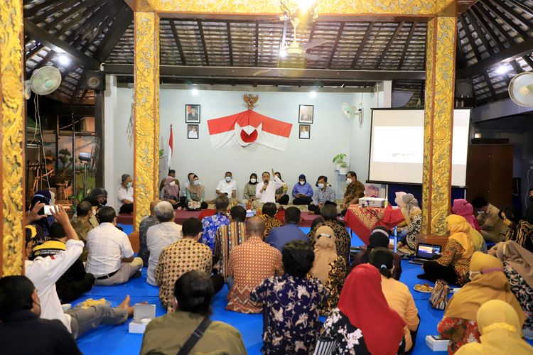 Wali Kota Surabaya Eri Cahyadi bersama jajarannya saat mengadakan giat cangkrukan bareng warga di Balai RW X, Kelurahan Ngagelrejo, Kecamatan Wonokromo, Selasa (26/10/2021) malam.