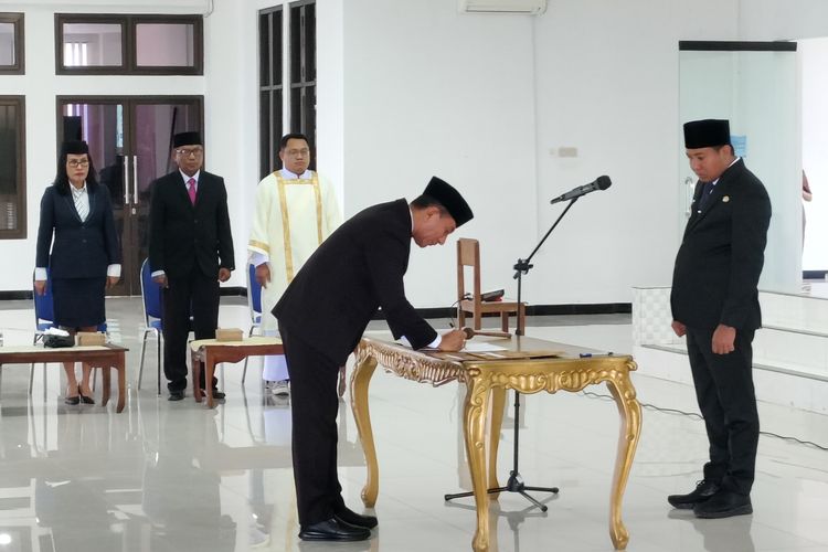 Bupati Sikka Mutasi Sekda Adrianus Parera Jadi Staf Ahli Bidang Pemerintahan