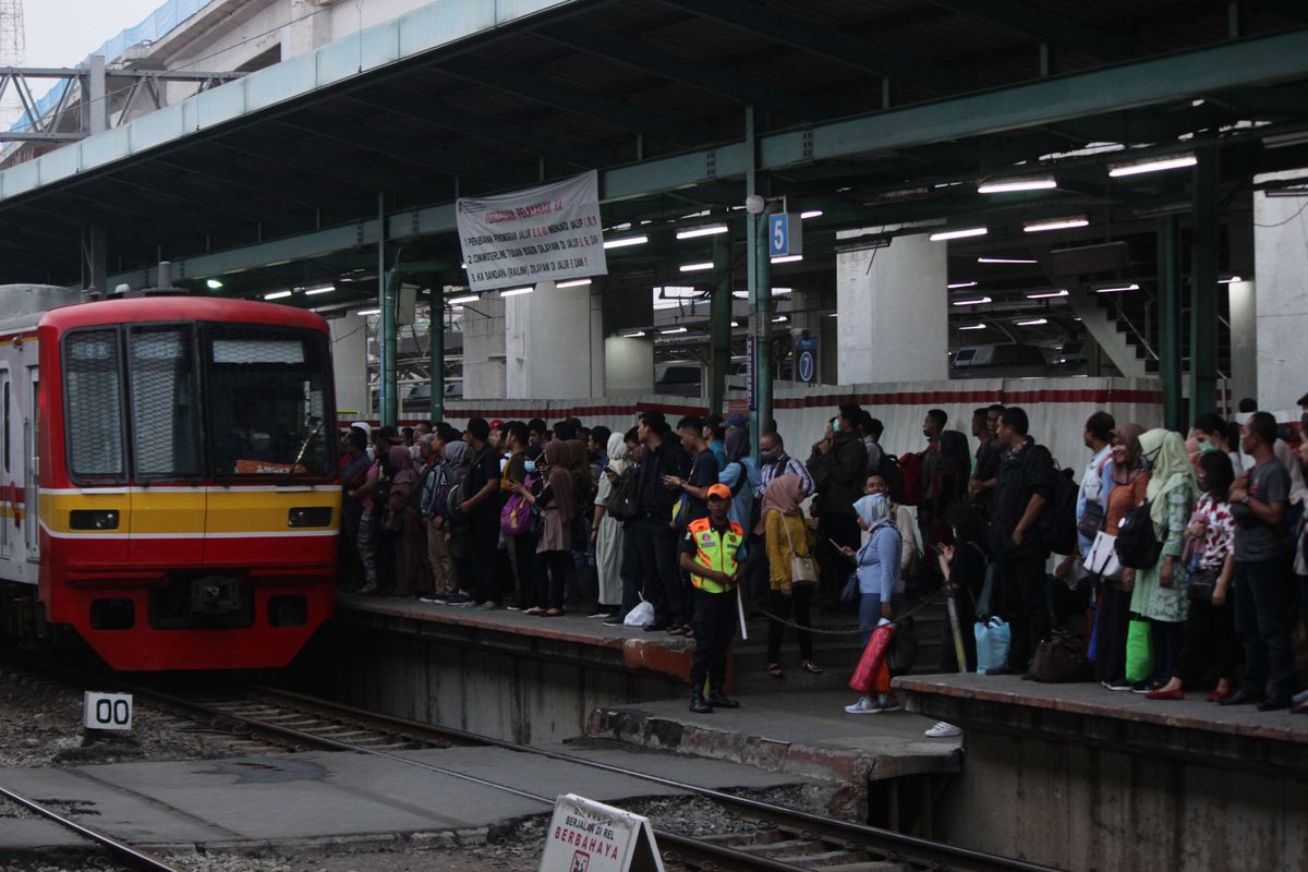 Penumpang KRL menunggu kereta tujuannya di Stasiun Manggarai, Jakarta Selata, Selasa (3/12/2019). PT. Kereta Commuter Indonesia (KCI) melakukan perubahan jadwal kereta yang berdampak pada lonjakan penumpang di sejumlah stasiun.