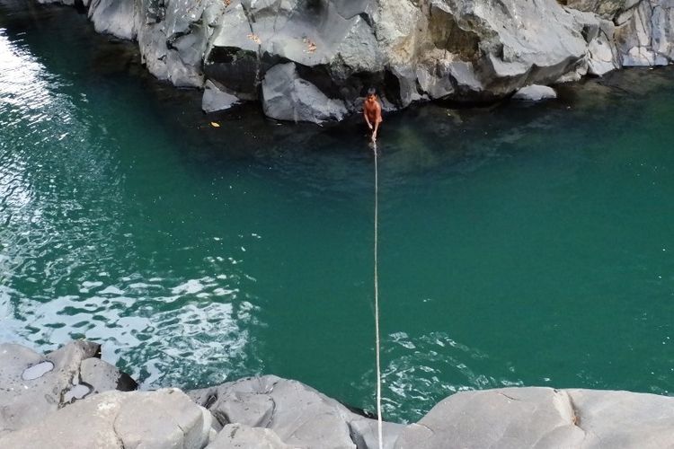 Leuwi Jurig berada di Kampung Rupit, Desa Bojong, Kecamatan Bungbulang, Kabupaten Garut, Jawa Barat. Di sini pengunjung bisa berenang di kedalaman air lebih dari10 meter dengan pemandangan yang indah.