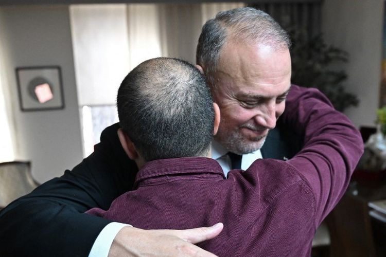 Kepala Utusan Palestina di Inggris Husam Zomlot (kanan) memeluk stafnya setelah menonton tayangan televisi yang memperlihatkan Perdana Menteri Inggris Keir Starmer mengakui kemerdekaan Palestina, pada 21 September 2025.