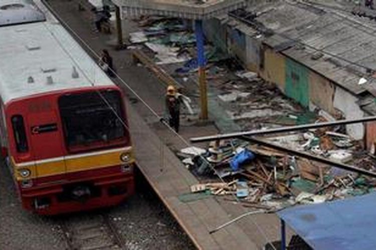 Pemulung mengais puing-puing bekas kios pedagang yang dibongkar PT Kereta Api Indonesia di Stasiun Depok Baru, Kota Depok, Jawa Barat, Selasa (11/12/2012). Pembongkaran dilakukan untuk merevitalisasi stasiun agar lebih bersih dan nyaman bagi calon penumpang kereta api.

