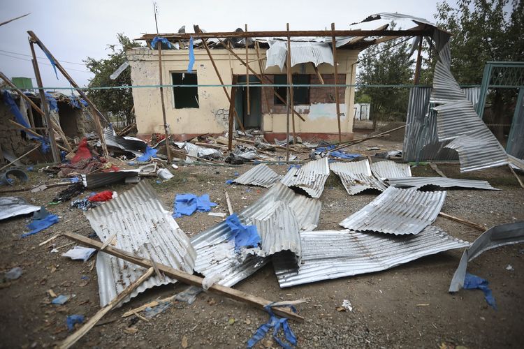 Sebuah rumah yang hancur dalam perang Azerbaijan-Armenia di Nagorno-Karabakh, Sabtu (3/10/2020).