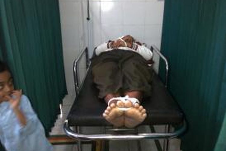 Jenazah Zulkifli (48) saat berada di RS Bhayangkara Mataram. Zulkifli tewas saat berjualan susu kedelai di Taman Udayana. 
 
