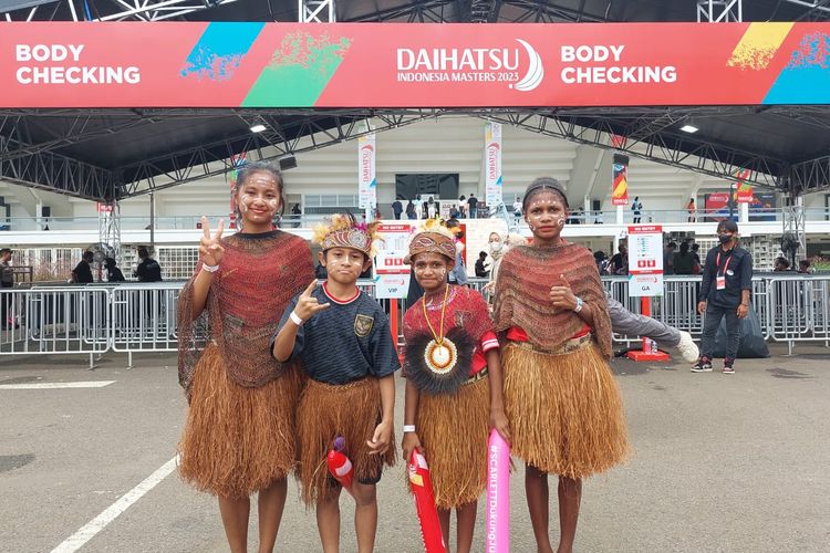 Anak-anak yang datang langsung dari Jayapura, Papua, untuk mendukung Chico Aura Dwi Wardoyo di final Indonesia Masters 2023. 
